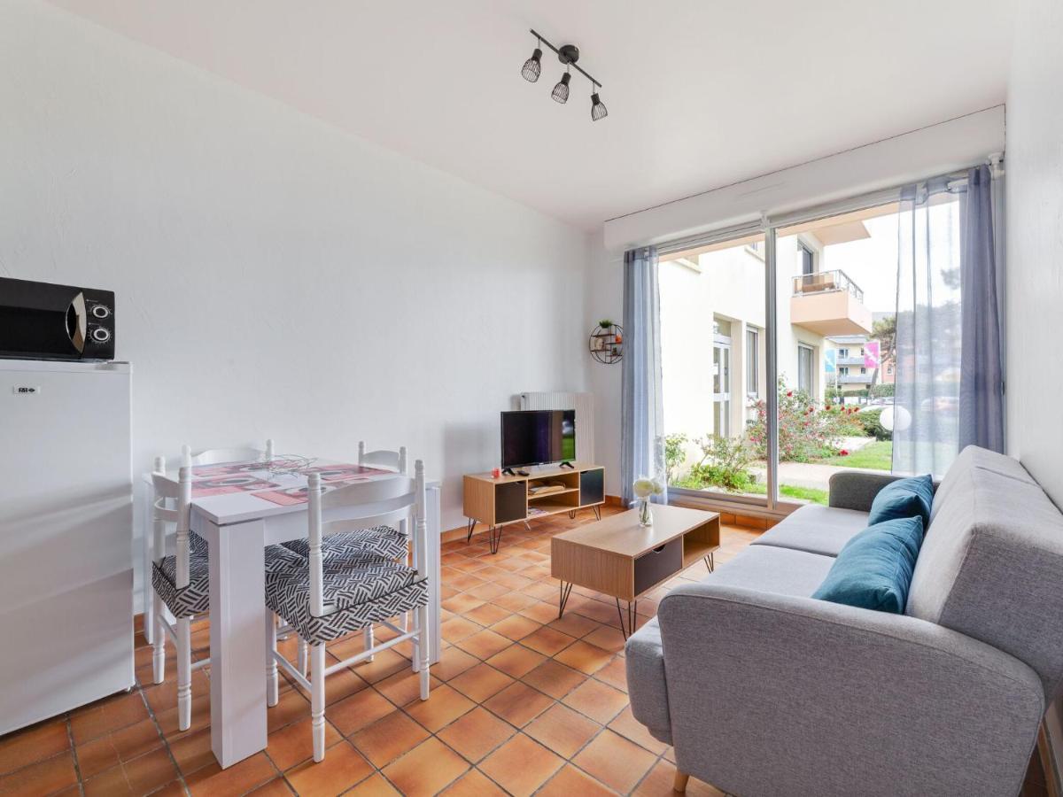 Simplistic Holiday Home In Grandcamp With Garden Kültér fotó